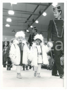 Fotografia d epoca originale 1990 ca MODA  KRIZIA Baby modelle sfilano in passerella  Foto 18x24 cm 1 1