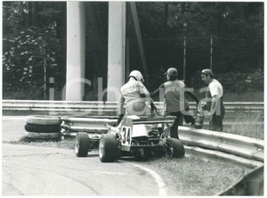 Fotografia d epoca originale 1980 ca AUTODROMO DI MONZA  FORMULA 3 Pilota dopo guasto auto  Foto 24x18 cm 1