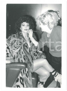 Fotografia d epoca originale 1980 ca ITALIA  SPETTACOLO Carmen RUSSO al trucco  Foto 18x24 cm 1