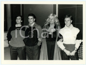 Fotografia d epoca originale 1984 CANALE 5  SUPERFLASH Giuliana ROMANI ADAMI con tre studenti Foto 24x18 cm 1