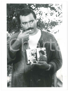 Fotografia d epoca originale 2000 ca CINEMA  Diego ABATANTUONO con foto del figlio Marco  Foto 18x24 cm 4 1