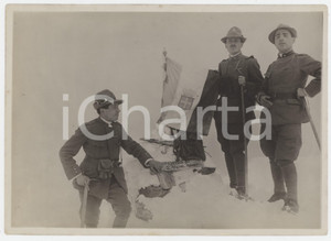 Fotografia d epoca originale 1920 ca ALPI ORIENTALI  VETTA D ITALIA  Alpini con il tricolore Foto 18x13 cm 1