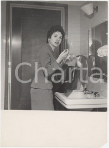 Fotografia d epoca originale 1950 ca ITALIA Gina LOLLOBRIGIDA  Ritratto in una toilette  Foto 18x24 cm 1