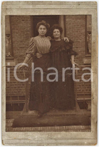 Fotografia d epoca originale 1900 ca AREA LOMBARDA Due donne abbracciate  Ritratto Fotografia anonima 9x14 1
