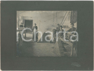 Fotografia d epoca originale 1920 ca OMEGNA Officina  Limatura tubi metallici  Operai Foto F. BRESCIA 1