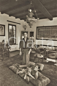 Materiale cinematografico d’epoca 1970 ca ITALIA  EROTICA Pittore nello studio con modella nuda  Foto 20x30 cm 1