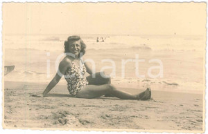 Fotografia d epoca originale 1950 ca RICCIONE Ritratto di donna in riva al mare  Foto cartolina VINTAGE 1