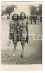 Fotografia d epoca originale 1940 ca ITALIA Ragazze in posa davanti a una fontana  Foto ANONIMA 8x13 cm 1