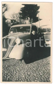Fotografia d epoca originale 1940 ca AREA DI MILANO Bambino a bordo di una FIAT 500 TOPOLINO  Foto ANONIMA 1
