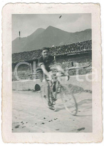 Fotografia d epoca originale 1930 OLTRE IL COLLE  VAL BREMBANA Ciclista durante allenamento  Foto 6x9 cm 1