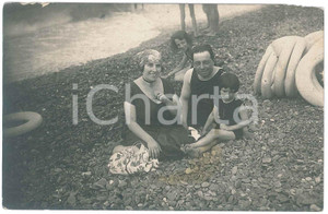 Fotografia d epoca originale 1930 GENOVA PEGLI Famiglia in riva al mare  Foto cartolina 1