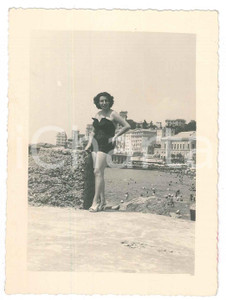 Fotografia d epoca originale 1940 ca COSTUME LIGURIA Donna in costume sugli scogli  Foto 8x11 cm 1