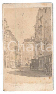 Fotografia d epoca originale 1875 ca TIROLO Una piazza cittadina  Stadtplatz  Foto ANIMATA carrozza CDV 1