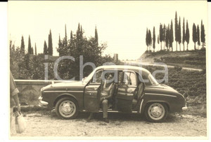 Fotografia d epoca originale 1960 ca LAGO DI GARDA  Turista su auto RENAULT DAUPHINE Foto 10x7 cm 1