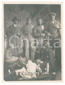 Fotografia d epoca originale 1925 TRENTINO Area dello STELVIO  Gruppo di escursionisti in baita Foto 8x10 1