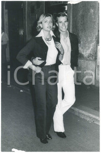 Fotografia d epoca originale 1977 COSTUME ITALIA Milly CARLUCCI fidanzata con Marcello GUARDUCCI Foto 1 1