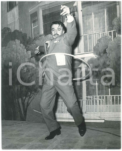 Fotografia d epoca originale 1958 COSTUME ITALIA Alberto TALEGALLI gioca con l hulahoop  Foto 1