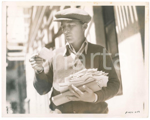 Fotografia d epoca originale 1940 ca USA CINEMA Bing CROSBY con un fascio di lettere Foto 26x20 cm 1