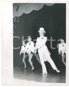Fotografia d epoca originale 1959 LAS VEGAS  Hotel Sahara  Marlene DIETRICH in a dance routine Photo 1