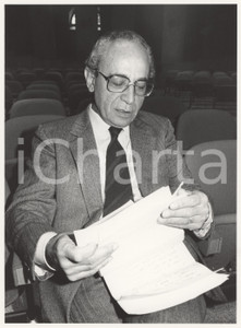 Fotografia d epoca originale 1985 MILANO DEMOCRAZIA CRISTIANA  Virginio ROGNONI prepara un intervento Foto 1