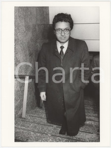 Fotografia d epoca originale 1985 ca DEMOCRAZIA CRISTIANA  Roberto MAZZOTTA  Ritratto sulle scale  Foto 1