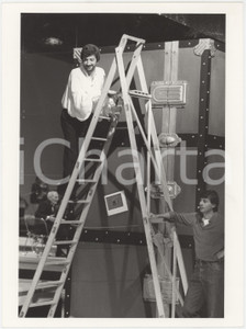 Fotografia d epoca originale 1983 RAI  FANTASTICO 4  Gigi PROIETTI in cima a una scala  Foto 18x24 1