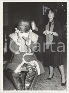 Fotografia d epoca originale 1986 RAI UNO Io a modo mio  Gigi PROIETTI al trucco 1  Foto 18x24 cm 1