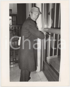 Fotografia d epoca originale 1985 ca COSTUME ITALIA  Piero ANGELA sulla porta  Foto 18x24 cm 1