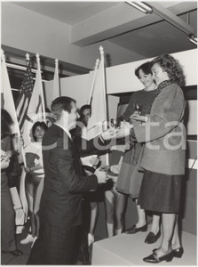 Fotografia d epoca originale 1985 MILANO Fiera MIAS  Sara SIMEONI  Premiazione  Fotografia 18x24 2 1