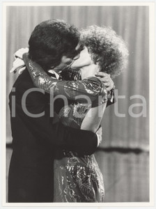 Fotografia d epoca originale 1979 RAI UNO Io a modo mio  Bacio Gigi PROIETTI Ornella VANONI  Foto 2 1