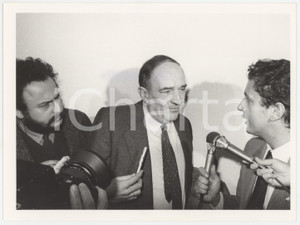 Fotografia d epoca originale 1985 Tribunale di MILANO  Intervista a Enzo PASSANISI Foto 24x18 cm 1