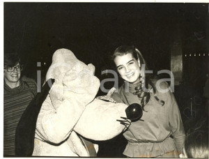 Fotografia d epoca originale 1980 ? NEW YORK  Brooke SHIELDS with a puppet dog  Photo 25x20 cm 1