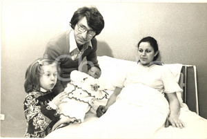 Fotografia d epoca originale 1970 ca COSTUME ITALIA Nicola DI BARI in ospedale  Nascita seconda figlia 1 1