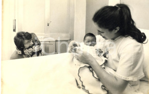 Fotografia d epoca originale 1970 ca COSTUME ITALIA Nicola DI BARI in ospedale  Nascita seconda figlia 5 1
