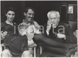 Fotografia d epoca originale 1994 CINEMA Eli WALLACH Jo CHAMPA Ben CROSS sul set di Miele dolce amore Foto 1