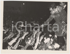 Fotografia d epoca originale 1975 ca ZAPPONETA Nicola DI BARI accolto dai compaesani  Foto 24x18 cm 1 1