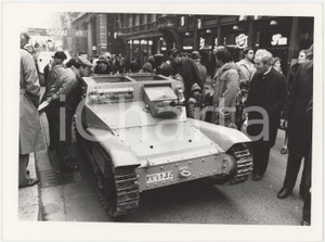 Fotografia d epoca originale 1985 ca MILANO  ESERCITO ITALIANO Mezzo blindato in cittÃ   Foto 24x18 cm 1