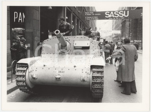 Fotografia d epoca originale 1985 ca MILANO  ESERCITO ITALIANO Carro armato in cittÃ   Foto 24x18 cm 2 1