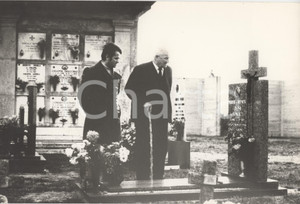 Fotografia d epoca originale 1970 ca SOTTO IL MONTE Fratello RONCALLI di papa Giovanni XXIII al cimitero 8 1