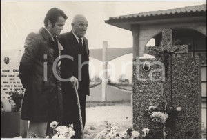 Fotografia d epoca originale 1970 ca SOTTO IL MONTE Fratello RONCALLI di papa Giovanni XXIII al cimitero 6 1