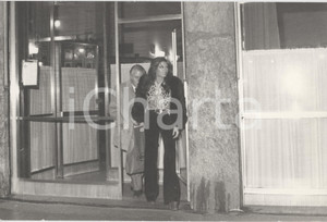 Fotografia d epoca originale 1970 ca MILANO Alida CHELLI paparazzata all uscita dal ristorante 2 Foto 1