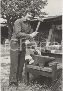Fotografia d epoca originale 1970 ca CALCIO Ritratto di Sergio MAGISTRELLI con incudine e martello  Foto 1