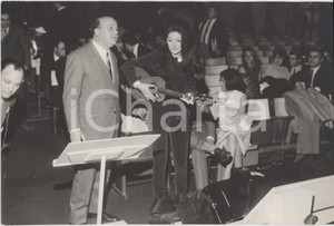 Fotografia d epoca originale 1970 ca COSTUME Gianni RAVERA a un festival  musicale  Foto 30x20 cm 1