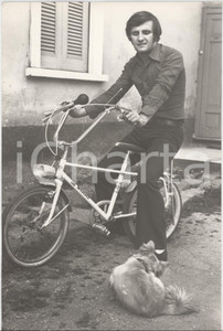 Fotografia d epoca originale 1970 ca CALCIO Ritratto di Sergio MAGISTRELLI in bici con il suo cane  Foto 1