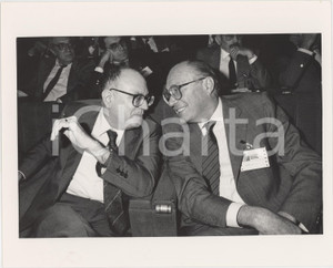 Fotografia d epoca originale 1990 ca CONFINDUSTRIA Rino FORMICA scherza con Walter MANDELLI Foto 25x20 cm 1