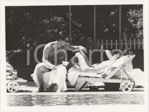 Fotografia d epoca originale 1990 ca COSTUME  Cantante Diego VILAR in piscina con una ragazza in topless 5 1