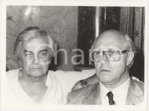 Fotografia d epoca originale 1985 ca COSTUME Jurij PetroviÄ LJUBIMOV Mstislav ROSTROPOVIC Foto 24x18 cm 1 1