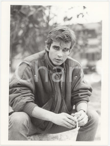 Fotografia d epoca originale 1985 ca ITALIA  COSTUME Pierre COSSO fuma sigaretta  Foto 18x24 cm 1