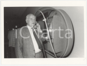 Fotografia d epoca originale 1985 ca PARTITO COMUNISTA Napoleone COLAJANNI al telefono  Foto 24x18 cm 1