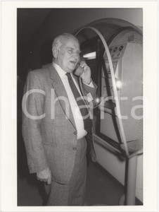 Fotografia d epoca originale 1985 ca PARTITO COMUNISTA Napoleone COLAJANNI al telefono  Foto 18x24 cm 1